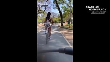 Dando Uma Volta De Bicicleta Parque Ibirapuera Com Short Todo Socado