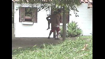 Vizinho Flagra Casal De Jovens Fodendo No Jardim E Grava V Deo Para Internautas